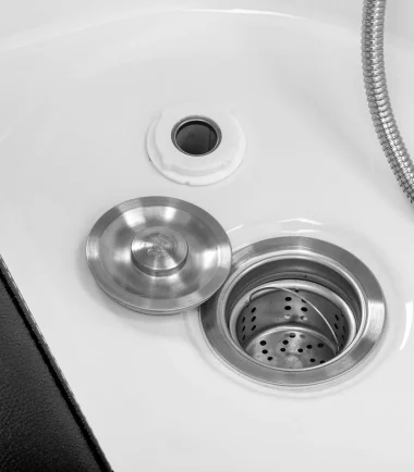 Professionelle braune Haarwaschstation für Friseursalons und Barbershops. Entdecken Sie hochwertige Friseurstühle, Barberstühle, Hocker10