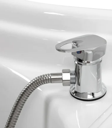 Professionelle braune Haarwaschstation für Friseursalons und Barbershops. Entdecken Sie hochwertige Friseurstühle, Barberstühle, Hocker9